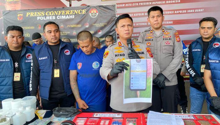 Kapolres-Cimahi-AKBP-Niko-Nurallah-Adi-Putra-saat-menunjukkan-bukti.jpg