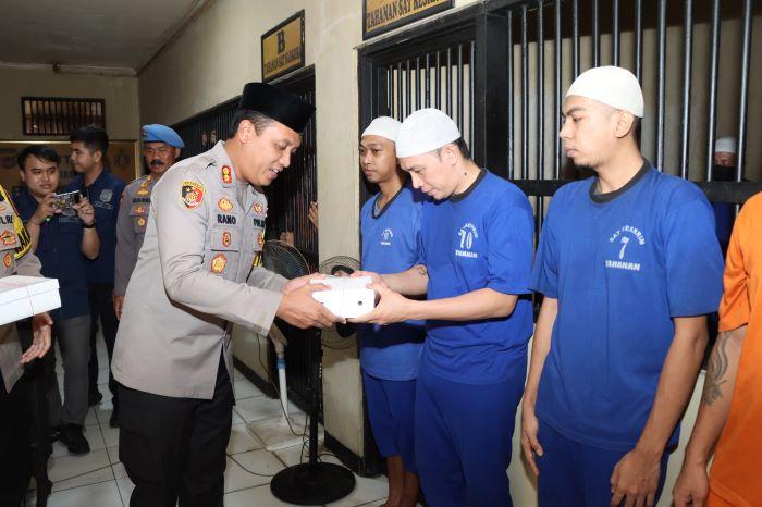 Kapolres-Cirebon-Kota-AKBP-Muhammad-Rano-Hadiyanto-memberikan-nasi-kotak.jpg