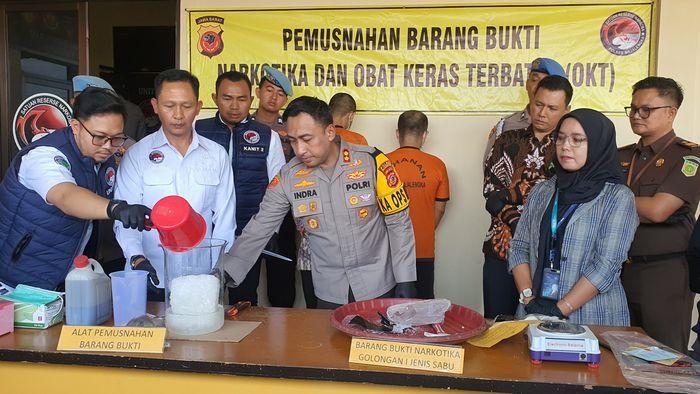 Kapolres-Majalengka-AKBP-Indra-Novianto-beserta-jajarannya-sabu-sabu.jpg