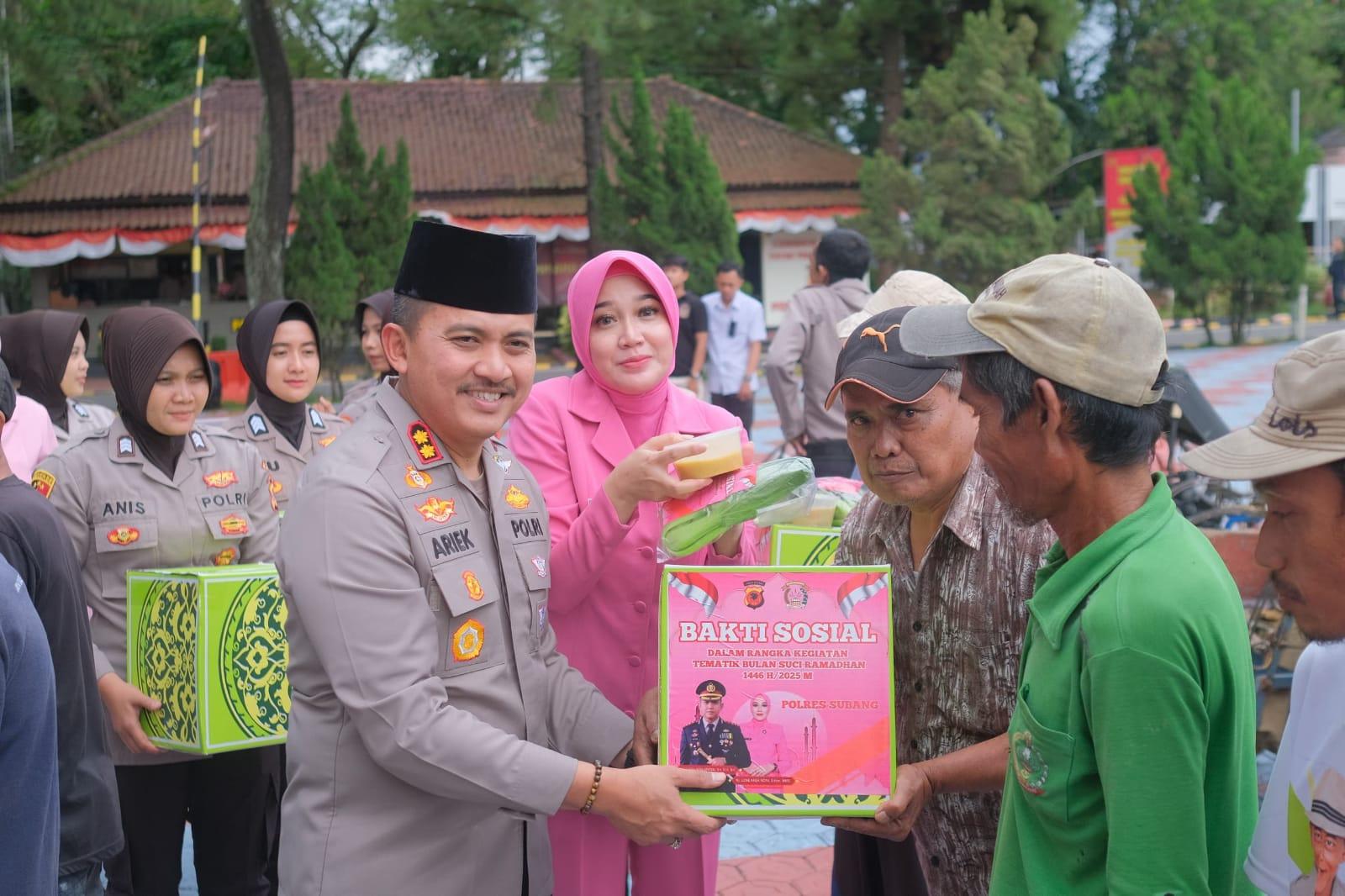 Berbagi Kebahagiaan Ramadhan, Kapolres Subang Sebar Paket Sembako untuk Abang Becak dan Kaum Dhuafa