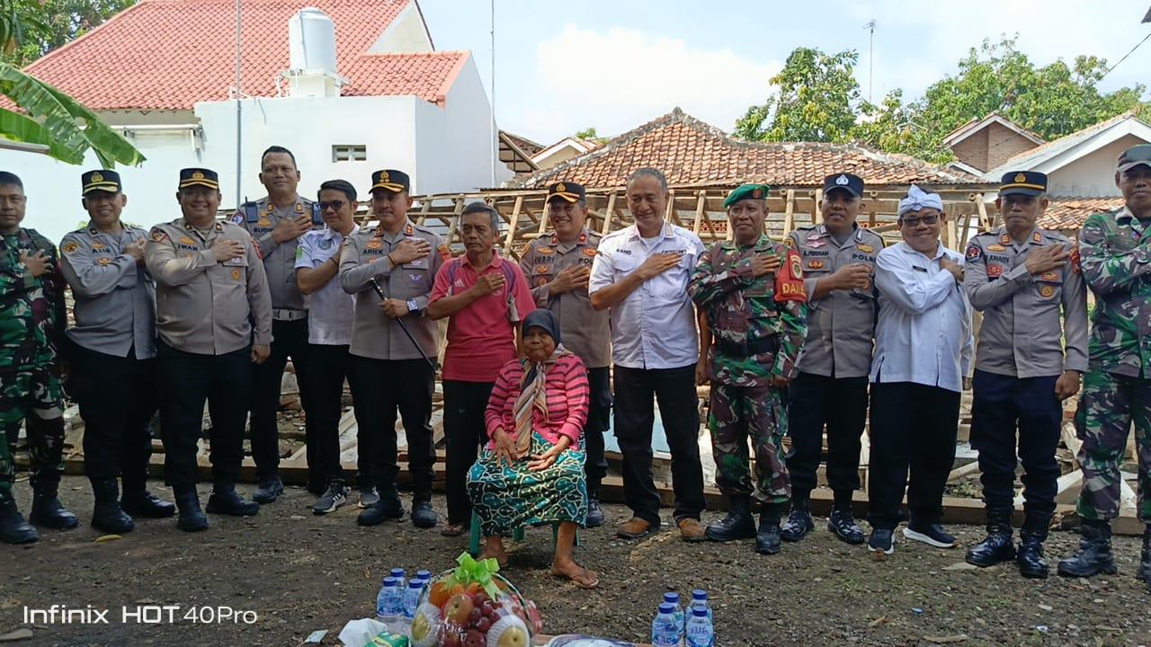 Kapolres-Subang-AKBP-Ariek-Indra-Sentanu-saat-melakukan-peletakan-batu-pertama-111.jpg