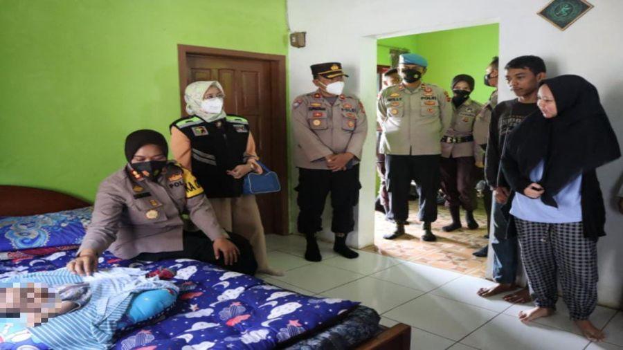 Kapolres-Subang-AKBP-Sumarni-saat-menjenguk-Elzio-di-rumahnya-Desa-Bunihayu.jpg