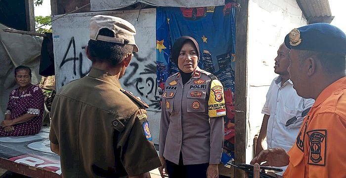 Rumah Enday Roboh Diterpa Angin Kencang, Polsek Lemahabang Bantu Membangun Kembali