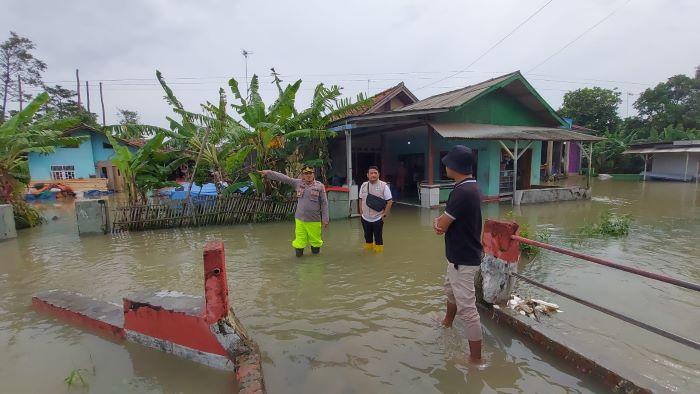 Kapolsek-Pusakanagara-Kompol-Jusdijachlan-memantau-lokasi-Banjir_Subang-Selasa-2822023.jpg