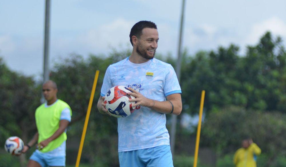 Kapten-Persib-Bandung-Marc-Klok-dalam-sesi-latihan-1.jpg