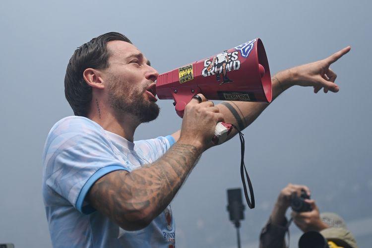 Kapten-Persib-Bandung-Marc-Klok-melakukan-orasi-di.jpg