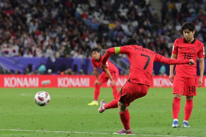 Kapten-timnas-Korea-Selatan-Son-Heung-min-mencetak-gol-dari-tendangan-bebas.jpg
