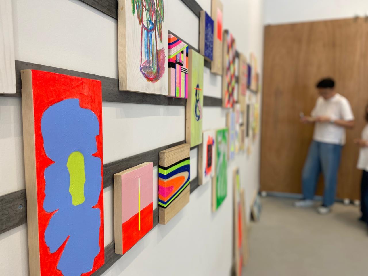 Keluarga Seniman Bandung Pamerkan Instalasi “Synaptic Imprints” di dotHub Gedebage