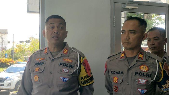Kasat-Lantas-Polres-Pangandaran-AKP-Asep-Nugraha-kiri-bersama-anggotanya.jpg