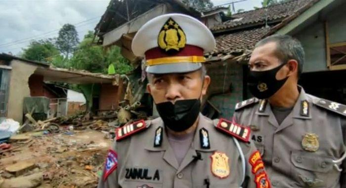Kasatlantas-Polres-Ciamis-AKP-Zainul-Arifin-saat-diwawancara-di-TKP-kecelakaan-bus.jpg