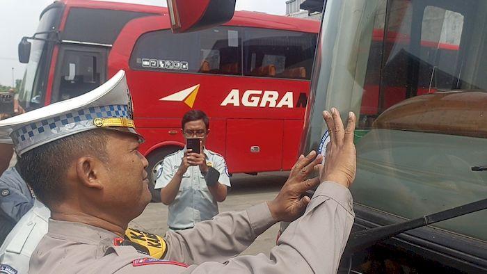 Kasatlantas-Polres-Karawang-AKP-Luky-Martono-di-PO-Agramas.jpg