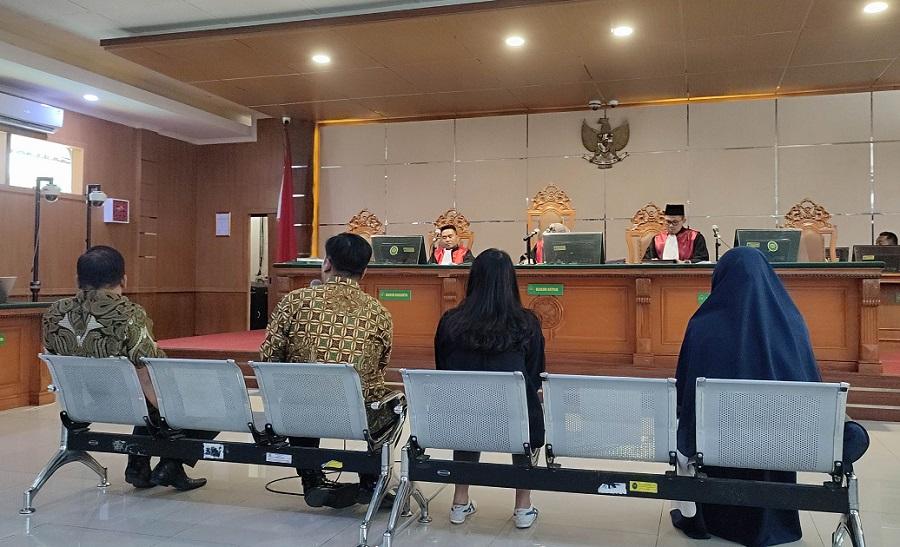 Kasubbag-Keuangan-Dishub-Kota-Bandung-kiri-saat-memberikan-keterangan-sebagai-saksi.jpg