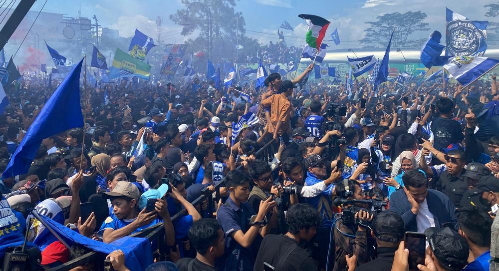 Tunggu Rombongan Konvoi Persib, Ribuan Bobotoh Jejali Kawasan Asia Afrika Bandung