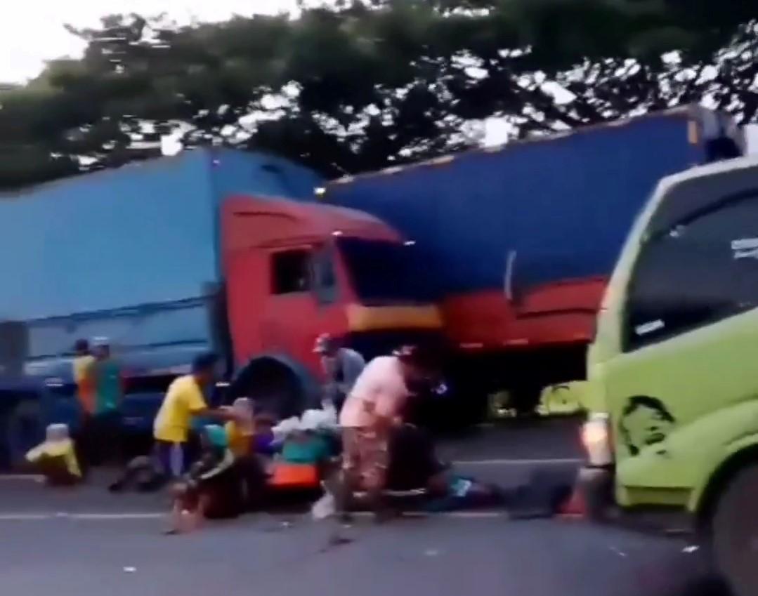 KECELAKAAN MAUT di Jalur Pantura Indramayu: Pikap Ditabrak Truk, Puluhan Petani Terpental ke Aspal