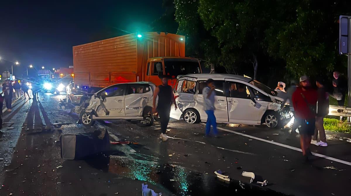 Kecelakaan-lalu-lintas-beruntun-terjadi-di-KM-93-ruas-Tol-Cipularang-arah-Ja.jpg