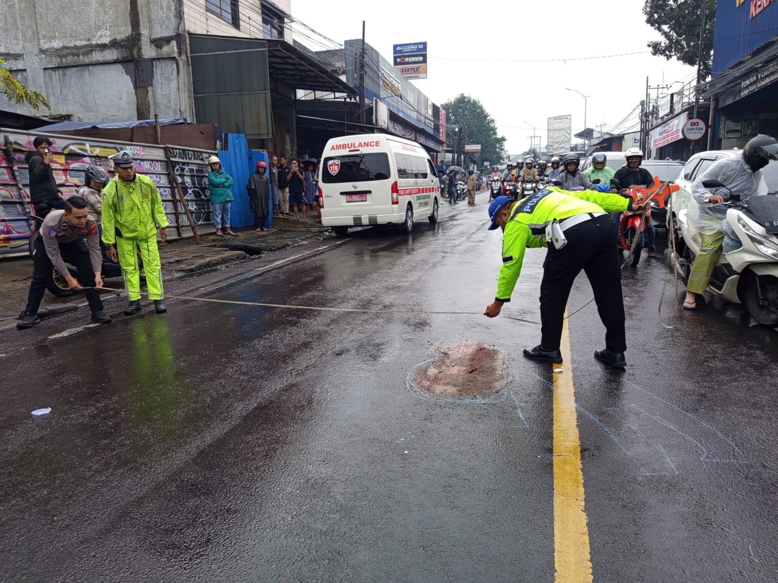 Kecelakaan-lalu-lintas-di-Jalan-Amir-Machmud-Kota-Cimahi-12121212.jpg