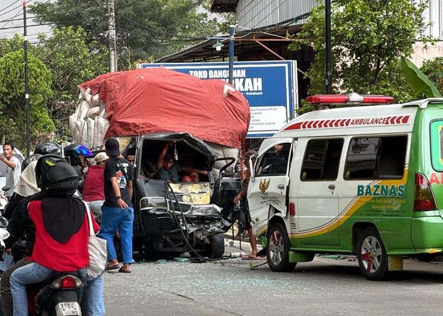 Kecelakaan-parah-ambulans-Baznas-Kabupaten-Sukabumi-vs-Pikap.jpg