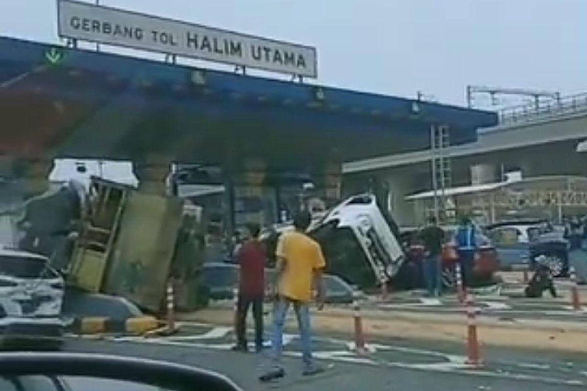 BREAKING NEWS Kecelakaan Beruntun Tol Halim, Mobil Hancur, 4 Orang Luka Serius, Si Merah Penyebabnya