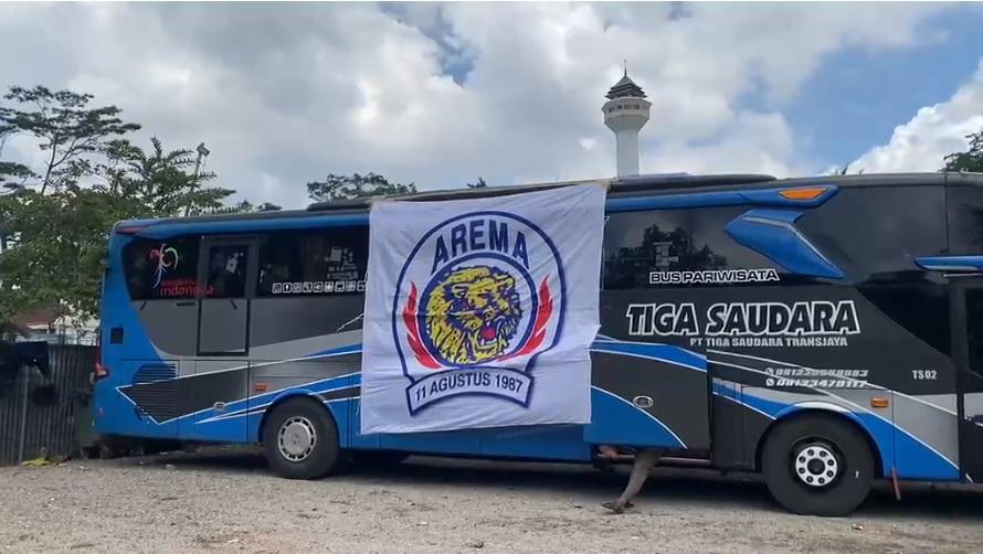 Kedatangan-bus-Aremania-di-Braga-Kota-Bandung.jpg