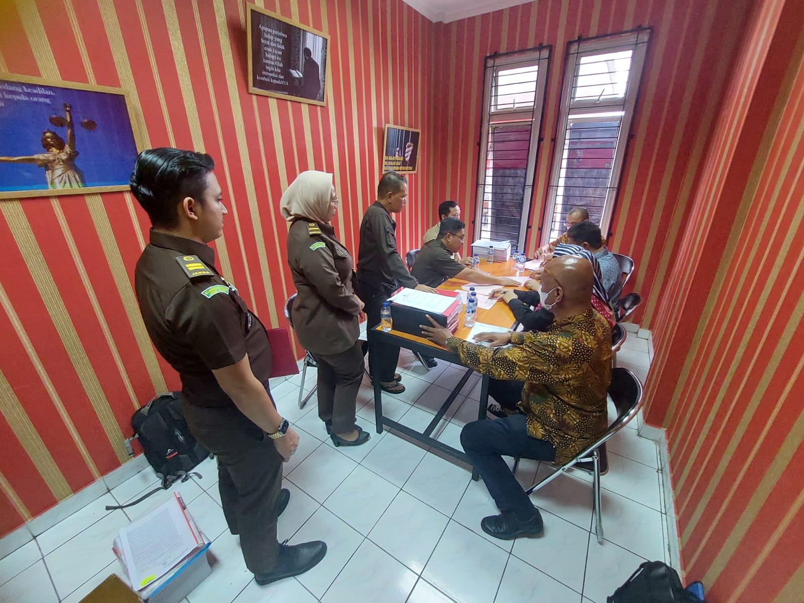 Kejaksaan-Negeri-Kejari-Cimahi-saat-menerima-pelimpahan-tersangka.jpg