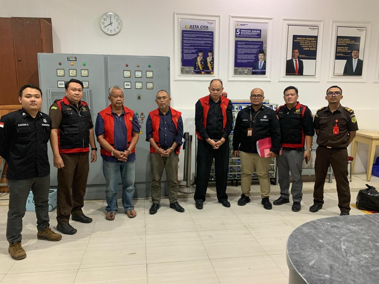 Kejaksaan-Tinggi-Jawa-Barat-menahan-Eddy-Marwoto-selaku-Kepala-Dinas-Pe.jpg