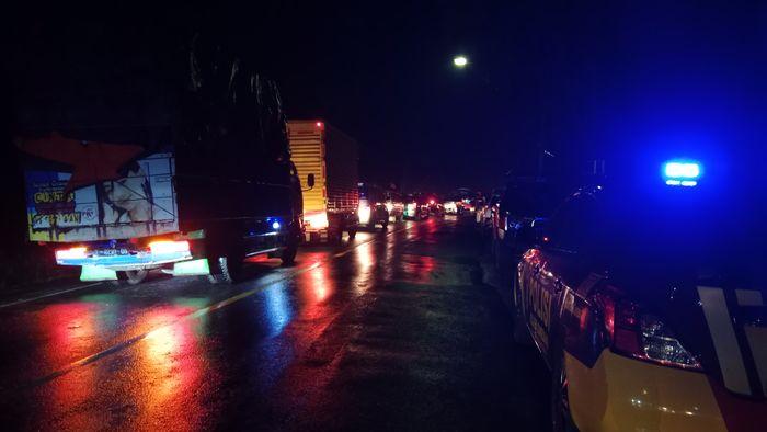 Kemacetan di Sumedang Hingga 1 KM Dampak Tebing Longsor di Jalur Cadas Pangeran