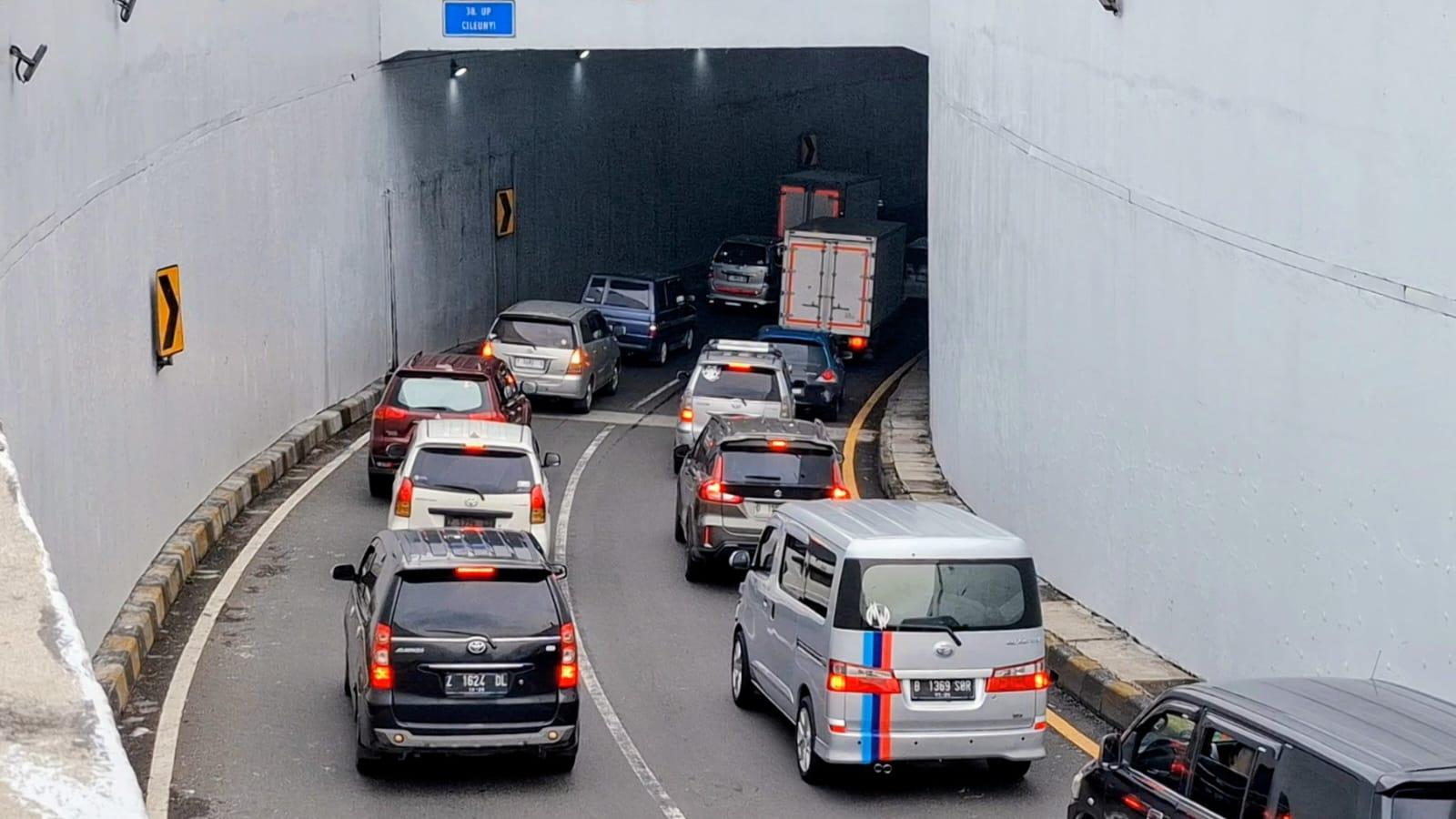 Kendaraan-pemudik-mulai-terlihat-melintasi-kawasan-Kabupaten-Bandung-243.jpg