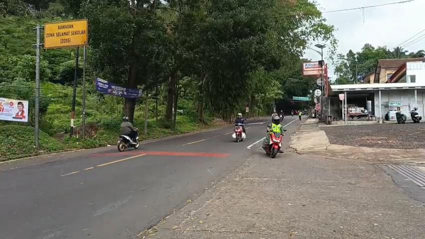 Kendaraan-tengah-melintas-di-pos-pengamanan-letter-U-Gentong-Tasikmalaya.jpg