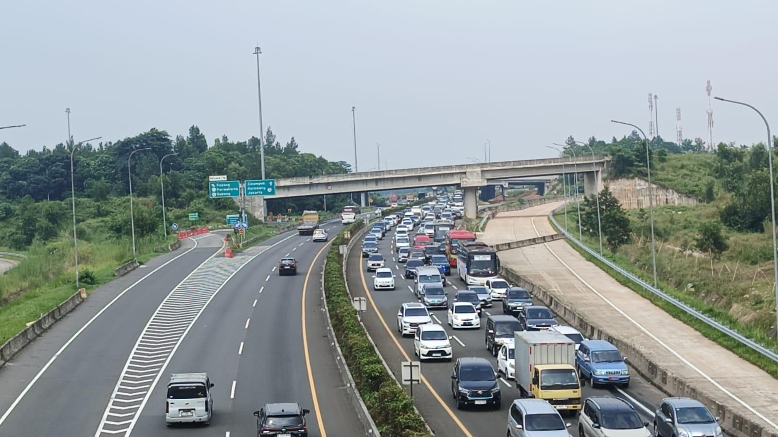 Kepadatan-arus-lalu-lintas-pada-momen-libur-Natal-di-KM-76-A-Tol-Cipularang.jpg
