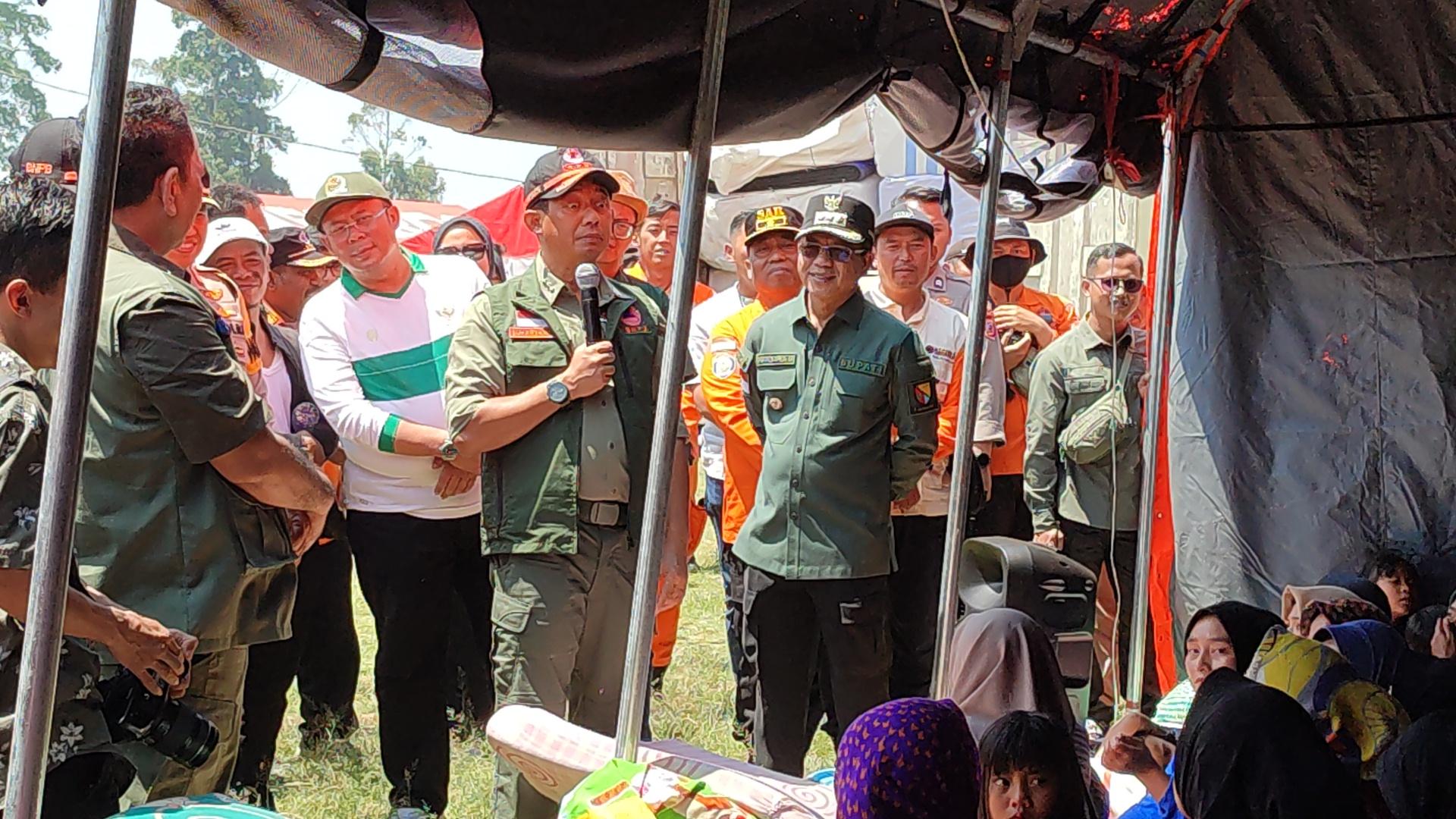 Kepala-BNPB-Letjen-TNI-Suharyanto-saat-meninjau-lokasi-gempa-di-Kecamatan-Kertasari.jpg