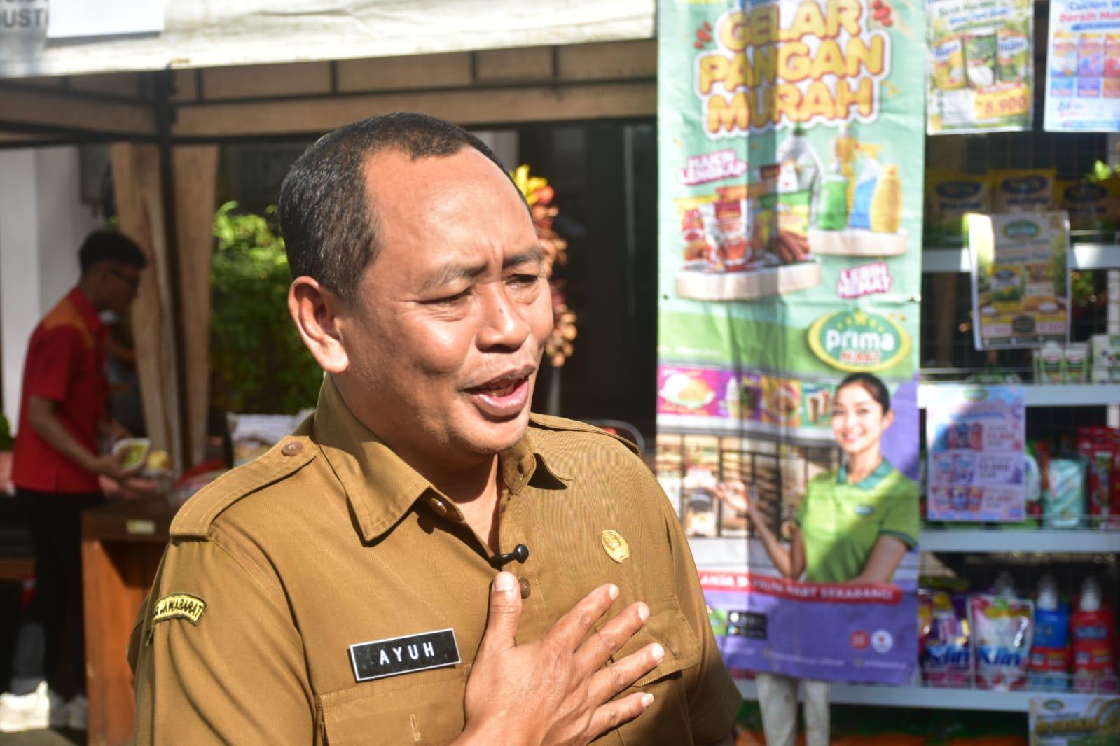 Kepala-DKUKMPP-Sumedang-Ayuh-Hidayat-memberikan-keterangan-saat-Gelar-Pangan-Murah.jpg