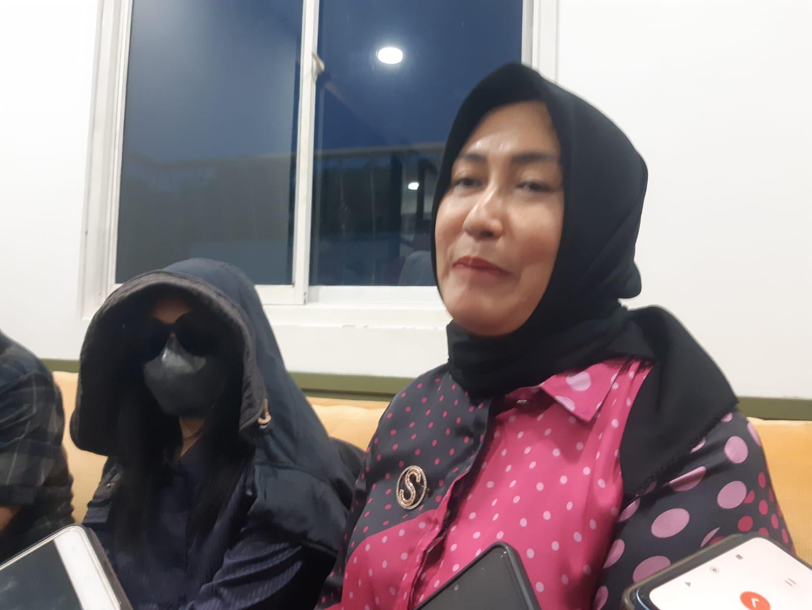 Kepala-DPPKBP3A-Kabupaten-Cirebon-Eni-Suhaeni-bersama-korban.jpg