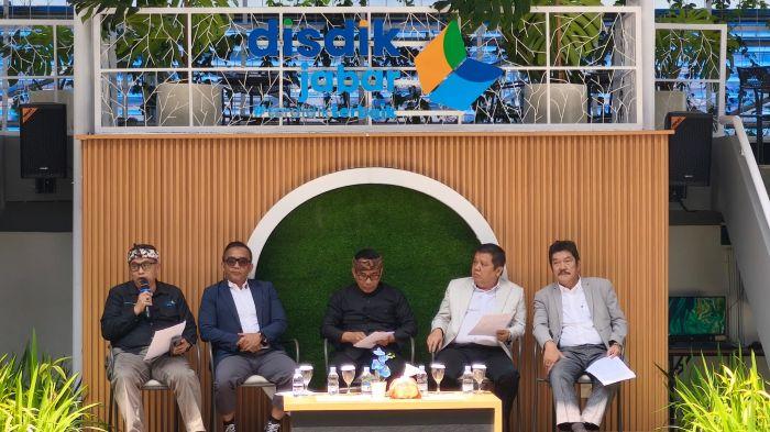 Kepala-Dinas-Pendidikan-Provinsi-Jabar-Purwanto-tengah-bersama.jpg