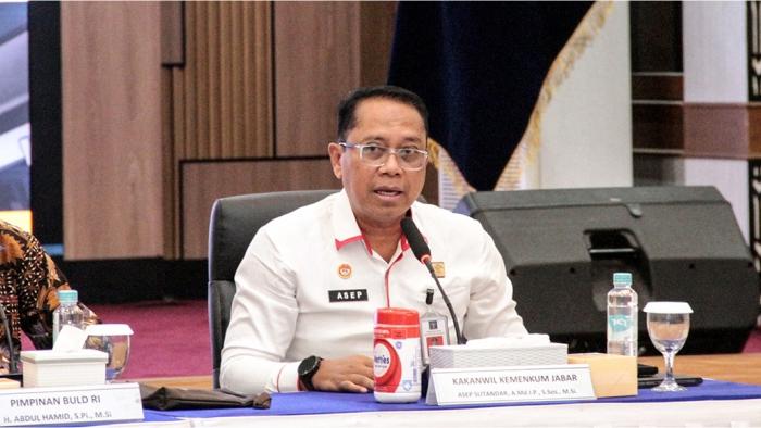 Kepala-Kantor-Wilayah-Kemenkum-Jawa-Barat-Asep-Sutandar-menyambut-baik-upaya-pemerintah-pusat.jpg