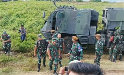 Kepala-Staf-TNI-Angkatan-Darat-KSAD-Jenderal-Dudung-Abdurachman-ikut-menguji-coba-penembakan.jpg