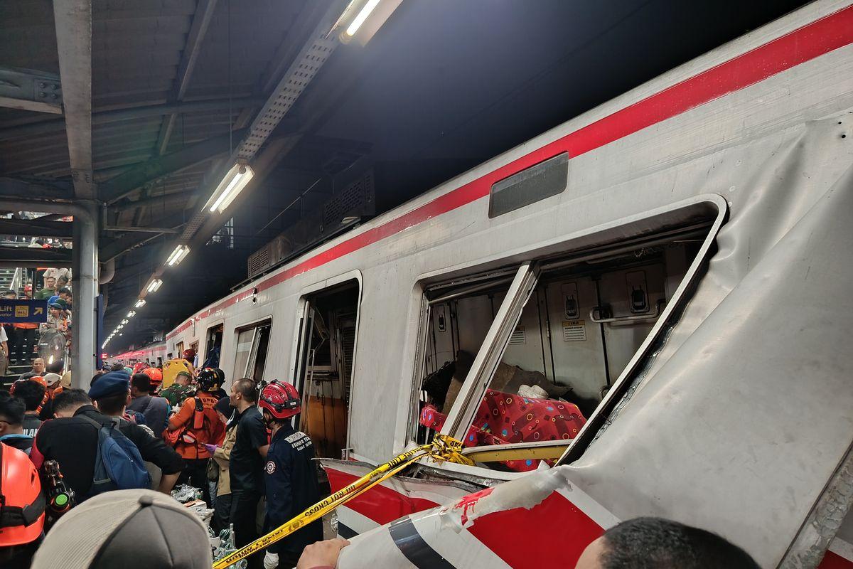 Kereta-Api-Argo-Bromo-Anggrek-dan-Kerta-Listrik-KRL-Bekasi.jpg