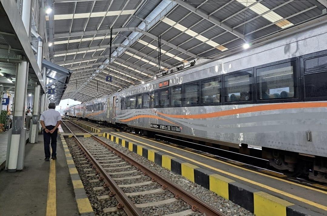 Kereta-Api-Pangandaran-singgah-di-Stasiun-Tasikmalaya.jpg