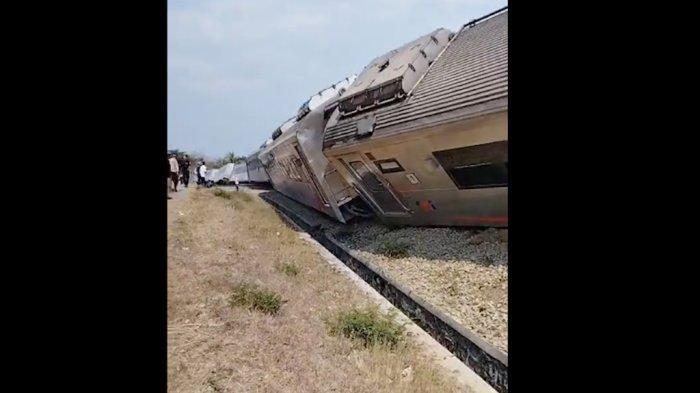 Kereta-api-anjlok-di-Kulon-Progo-Yogyakarta-Selasa-17-Oktober-2023.jpg