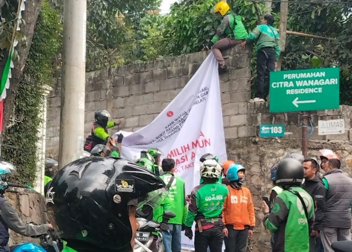 Keributan-antara-driver-ojek-online-Ojol-dan-ojek-pangakalan-Opang.jpg