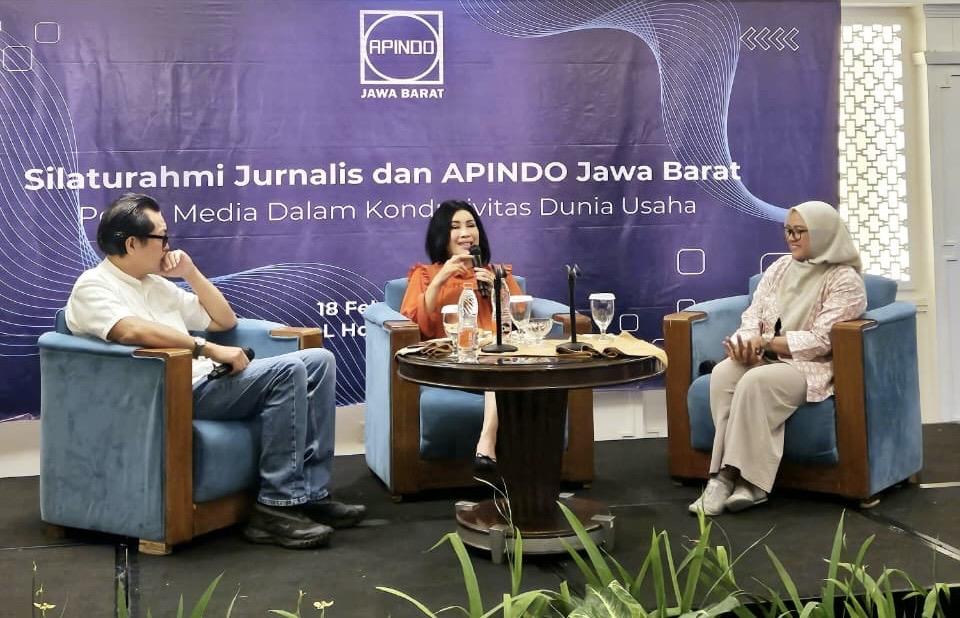 Ketua-Apindo-Jabar-Ning-Wahyu-tengah.jpg