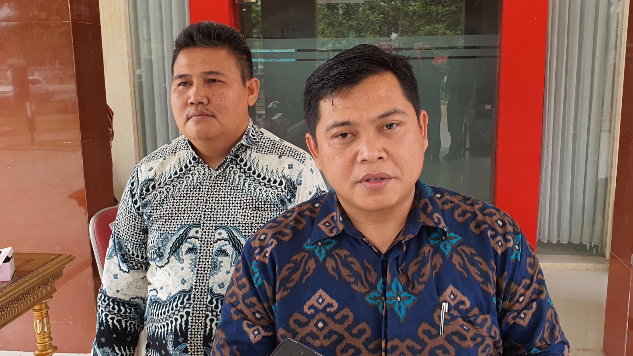 Ketua-Bawaslu-Kabupaten-Majalengka-Dede-Rosada-kanan.jpg