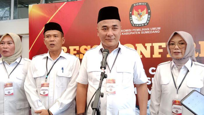 Ketua-DPC-Gerindra-Sumedang-Heri-Ukasah-Sulaeman-kedua-dari-kanan-Sabtu-1352023.jpg