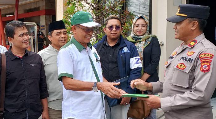 Ketua-DPC-PKB-Kabupaten-Majalengka-Juhana-Zulfan-menyerahkan.jpg