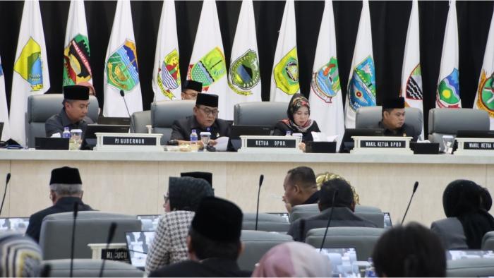 Ketua-DPRD-Provinsi-Jawa-Barat-Brigjen-TNI-Purn-Taufik-Hidayat-saat-pimpin-Rapat.jpg