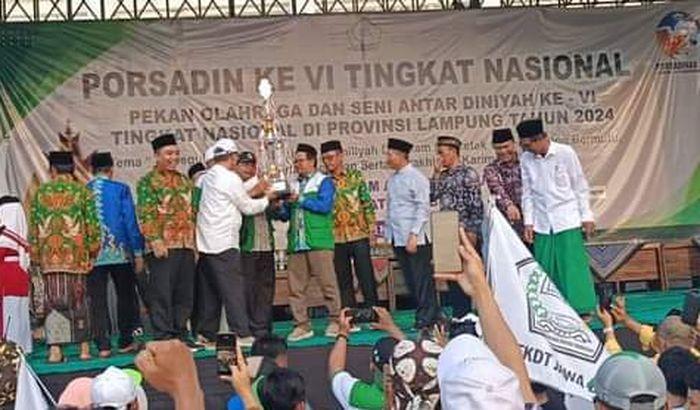 Ketua-FKDT-Jabar-Atep-Abdul-Ghofar-saat-menerima-Trofi-juara-umum-Porsadin-2024.jpg