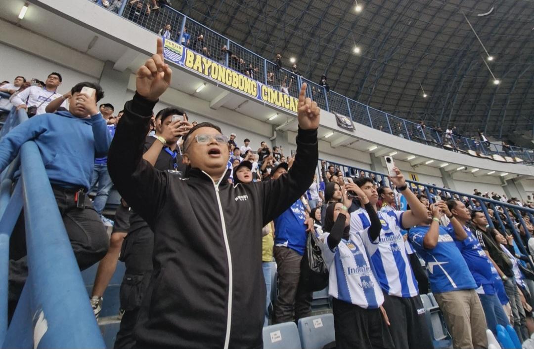 Ketua-Fraksi-PPP-DPRD-Jabar-Zaini-Shofari-saat-ikut-menonton-laga-Persib-melawan-Persija.jpg