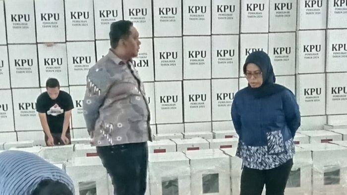 Ketua-KPU-Jawa-Barat-Ummi-Wahyuni-kanan-saat-meninjau-gudang-Majalengka.jpg