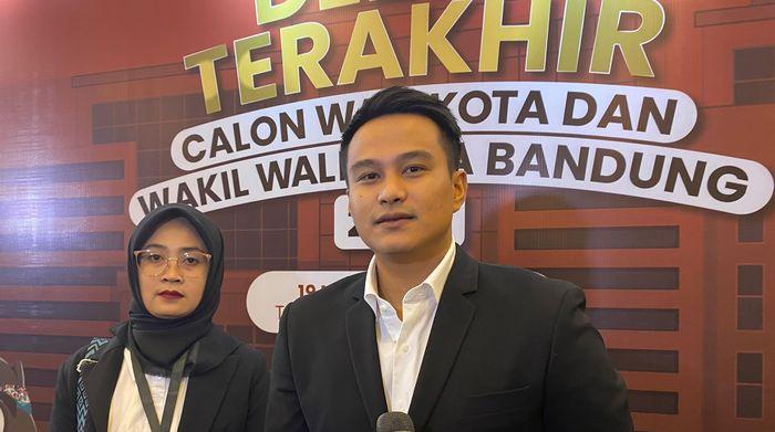 Ketua-KPU-Kota-Bandung-Khoirul-Anam-Gumilar-Winata-2011.jpg