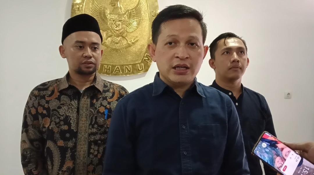 Ketua-KPU-Sumedang-Ogi-Ahmad-Fauzi-saat-memberikan-keterangan.jpg