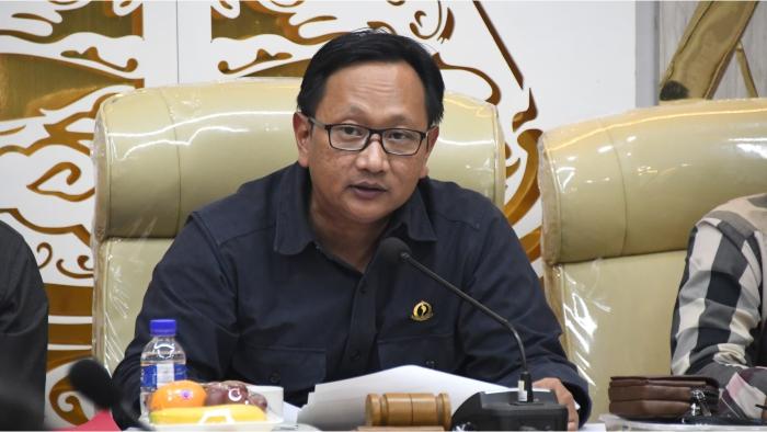 Ketua-Komisi-I-DPRD-Provinsi-Jawa-Barat-Bedi-Budiman-saat-Rapat-Kerja.jpg